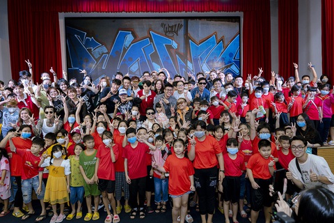 Việt Hương hỗ trợ đưa tro cốt nhạc sĩ Lam Phương về nước, Hồ Quang Hiếu hát lại hàng loạt bản hit - Ảnh 4. Việt Hương hỗ trợ đưa tro cốt nhạc sĩ Lam Phương về nước, Hồ Quang Hiếu hát lại hàng loạt bản hit - Ảnh 4.