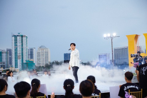 Việt Hương hỗ trợ đưa tro cốt nhạc sĩ Lam Phương về nước, Hồ Quang Hiếu hát lại hàng loạt bản hit - Ảnh 5. Việt Hương hỗ trợ đưa tro cốt nhạc sĩ Lam Phương về nước, Hồ Quang Hiếu hát lại hàng loạt bản hit - Ảnh 5.