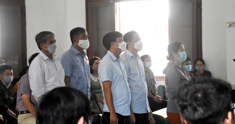 Hoãn phiên tòa xử cựu phó chủ tịch thường trực UBND tỉnh Phú Yên và đồng phạm vụ bán 262 lô đất - Ảnh 2. Hoãn phiên tòa xử cựu phó chủ tịch thường trực UBND tỉnh Phú Yên và đồng phạm vụ bán 262 lô đất - Ảnh 2.