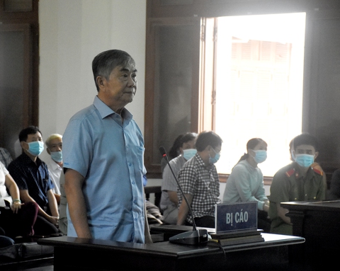 Hoãn phiên tòa xử cựu phó chủ tịch thường trực UBND tỉnh Phú Yên và đồng phạm vụ bán 262 lô đất - Ảnh 1. Hoãn phiên tòa xử cựu phó chủ tịch thường trực UBND tỉnh Phú Yên và đồng phạm vụ bán 262 lô đất - Ảnh 1.