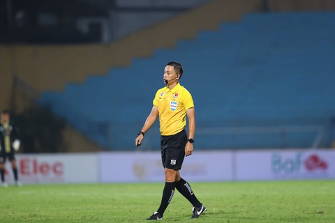 Trọng tài Ngô Duy Lân trở lại bắt chính tại vòng 17 V-League 2022 - Ảnh 1. Trọng tài Ngô Duy Lân trở lại bắt chính tại vòng 17 V-League 2022 - Ảnh 1.