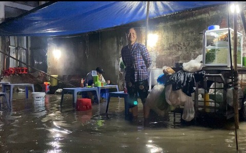 Mưa trùng thời điểm triều cường đạt đỉnh, nhiều nơi ở TP.HCM nước mênh mông - Ảnh 3. Mưa trùng thời điểm triều cường đạt đỉnh, nhiều nơi ở TP.HCM nước mênh mông - Ảnh 3.