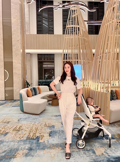 Ảnh vui sao Việt 27-9: Việt Hương ‘ngầu’ bên Hồng Đào, Cẩm Ly - Ảnh 2. Ảnh vui sao Việt 27-9: Việt Hương ‘ngầu’ bên Hồng Đào, Cẩm Ly - Ảnh 2.