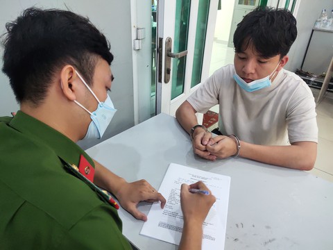 Công an TP.HCM bắt nhóm giả nhân viên ngân hàng cho vay lãi suất 0 đồng rồi lừa tiền - Ảnh 1. Công an TP.HCM bắt nhóm giả nhân viên ngân hàng cho vay lãi suất 0 đồng rồi lừa tiền - Ảnh 1.
