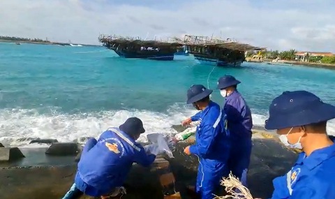 Gần 800 ngư dân vào các âu tàu, làng chài ở Trường Sa tránh bão số 4 - Ảnh 3. Gần 800 ngư dân vào các âu tàu, làng chài ở Trường Sa tránh bão số 4 - Ảnh 3.