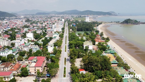 Bà con Cửa Lò tháo dỡ hơn 200 ki ốt, trả bãi biển cho cộng đồng - Ảnh 1. Bà con Cửa Lò tháo dỡ hơn 200 ki ốt, trả bãi biển cho cộng đồng - Ảnh 1.
