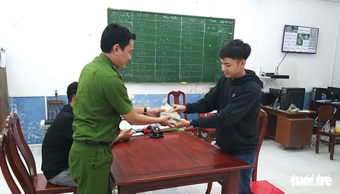 Chiến sĩ công an trả lại gần 70 triệu đồng cho người đánh rơi - Ảnh 1. Chiến sĩ công an trả lại gần 70 triệu đồng cho người đánh rơi - Ảnh 1.