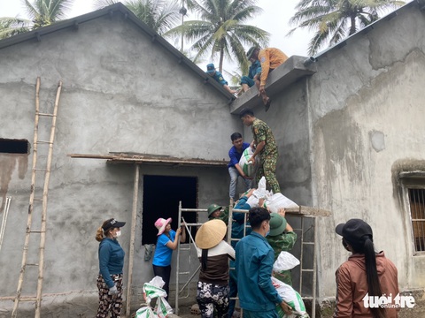 Người dân miền Trung khăn gói chạy bão số 4 - Ảnh 1. Người dân miền Trung khăn gói chạy bão số 4 - Ảnh 1.