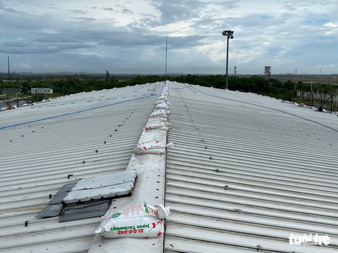 Hãng bay gấp rút di dời máy bay trú bão, một máy bay lỗi kỹ thuật phải ở lại sân bay Đà Nẵng - Ảnh 9. Hãng bay gấp rút di dời máy bay trú bão, một máy bay lỗi kỹ thuật phải ở lại sân bay Đà Nẵng - Ảnh 9.