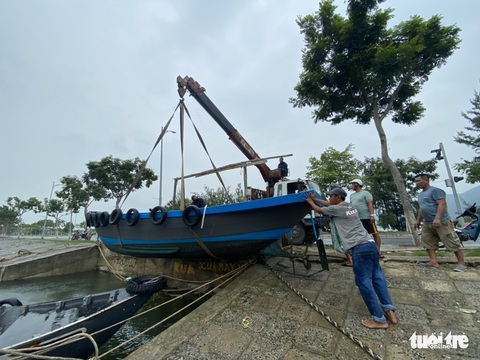 Người dân miền Trung khăn gói chạy bão số 4 - Ảnh 6. Người dân miền Trung khăn gói chạy bão số 4 - Ảnh 6.