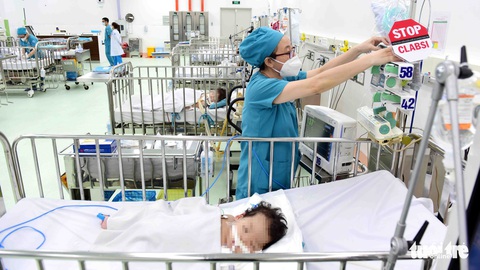 Điều dưỡng thâm niên 10 năm lương 5,7 triệu đồng, làm sao nuôi con? - Ảnh 1. Điều dưỡng thâm niên 10 năm lương 5,7 triệu đồng, làm sao nuôi con? - Ảnh 1.