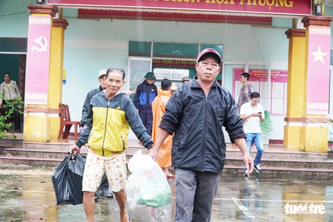 Người dân miền Trung khăn gói chạy bão số 4 - Ảnh 2. Người dân miền Trung khăn gói chạy bão số 4 - Ảnh 2.