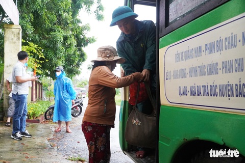 Người dân miền Trung khăn gói chạy bão số 4 - Ảnh 3. Người dân miền Trung khăn gói chạy bão số 4 - Ảnh 3.