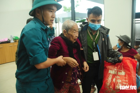 Người dân miền Trung khăn gói chạy bão số 4 - Ảnh 5. Người dân miền Trung khăn gói chạy bão số 4 - Ảnh 5.