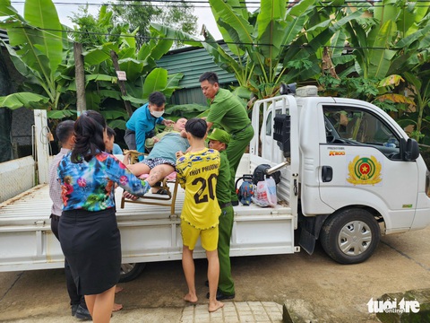 Người dân miền Trung khăn gói chạy bão số 4 - Ảnh 15. Người dân miền Trung khăn gói chạy bão số 4 - Ảnh 15.