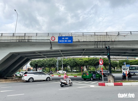Giảm tải cầu Nguyễn Hữu Cảnh để chờ phương án sửa chữa - Ảnh 4. Giảm tải cầu Nguyễn Hữu Cảnh để chờ phương án sửa chữa - Ảnh 4.