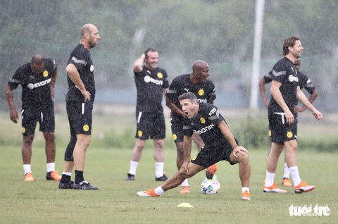 Mưa lớn ngăn đội huyền thoại CLB Dortmund tập luyện trước khi đối đầu Việt Nam - Ảnh 1. Mưa lớn ngăn đội huyền thoại CLB Dortmund tập luyện trước khi đối đầu Việt Nam - Ảnh 1.