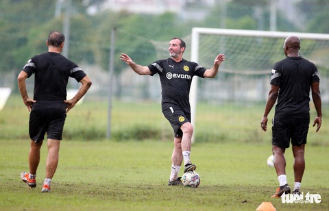 Mưa lớn ngăn đội huyền thoại CLB Dortmund tập luyện trước khi đối đầu Việt Nam - Ảnh 3. Mưa lớn ngăn đội huyền thoại CLB Dortmund tập luyện trước khi đối đầu Việt Nam - Ảnh 3.