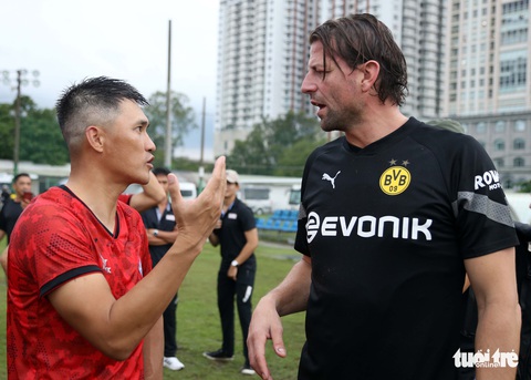 Mưa lớn ngăn đội huyền thoại CLB Dortmund tập luyện trước khi đối đầu Việt Nam - Ảnh 6. Mưa lớn ngăn đội huyền thoại CLB Dortmund tập luyện trước khi đối đầu Việt Nam - Ảnh 6.