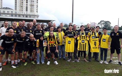 Mưa lớn ngăn đội huyền thoại CLB Dortmund tập luyện trước khi đối đầu Việt Nam - Ảnh 8. Mưa lớn ngăn đội huyền thoại CLB Dortmund tập luyện trước khi đối đầu Việt Nam - Ảnh 8.