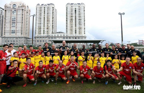 Mưa lớn ngăn đội huyền thoại CLB Dortmund tập luyện trước khi đối đầu Việt Nam - Ảnh 7. Mưa lớn ngăn đội huyền thoại CLB Dortmund tập luyện trước khi đối đầu Việt Nam - Ảnh 7.