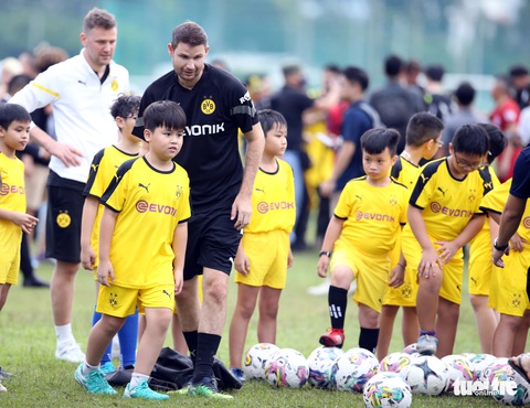 Mưa lớn ngăn đội huyền thoại CLB Dortmund tập luyện trước khi đối đầu Việt Nam - Ảnh 9. Mưa lớn ngăn đội huyền thoại CLB Dortmund tập luyện trước khi đối đầu Việt Nam - Ảnh 9.