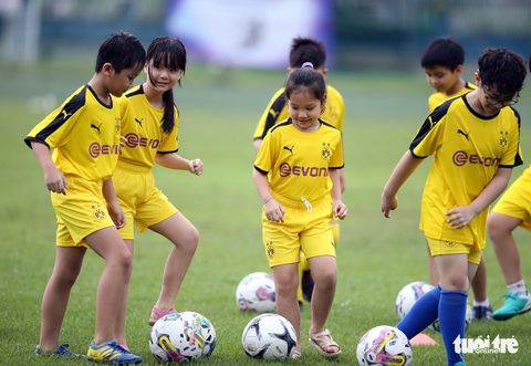 Mưa lớn ngăn đội huyền thoại CLB Dortmund tập luyện trước khi đối đầu Việt Nam - Ảnh 10. Mưa lớn ngăn đội huyền thoại CLB Dortmund tập luyện trước khi đối đầu Việt Nam - Ảnh 10.