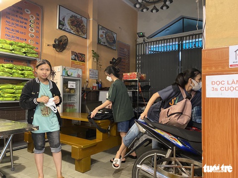Nhiều người Đà Nẵng nhường nhà của mình cho người dân đến trú bão - Ảnh 1. Nhiều người Đà Nẵng nhường nhà của mình cho người dân đến trú bão - Ảnh 1.