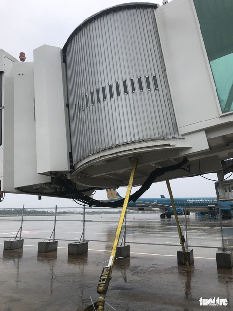 Hãng bay gấp rút di dời máy bay trú bão, một máy bay lỗi kỹ thuật phải ở lại sân bay Đà Nẵng - Ảnh 2. Hãng bay gấp rút di dời máy bay trú bão, một máy bay lỗi kỹ thuật phải ở lại sân bay Đà Nẵng - Ảnh 2.