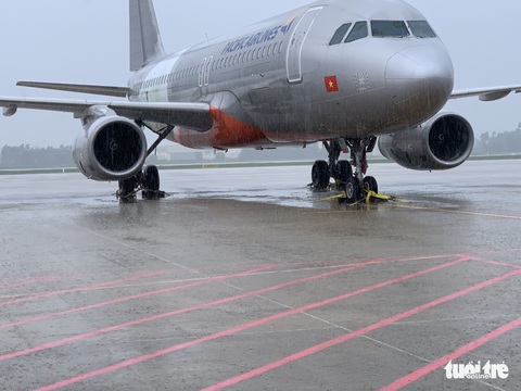 Hãng bay gấp rút di dời máy bay trú bão, một máy bay lỗi kỹ thuật phải ở lại sân bay Đà Nẵng - Ảnh 1. Hãng bay gấp rút di dời máy bay trú bão, một máy bay lỗi kỹ thuật phải ở lại sân bay Đà Nẵng - Ảnh 1.