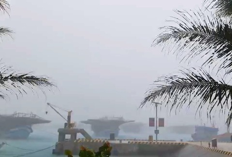 Gần 800 ngư dân vào các âu tàu, làng chài ở Trường Sa tránh bão số 4 - Ảnh 4. Gần 800 ngư dân vào các âu tàu, làng chài ở Trường Sa tránh bão số 4 - Ảnh 4.