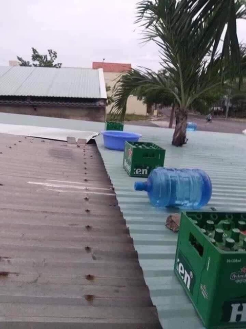Muôn kiểu chống bão Noru của người dân miền Trung - Ảnh 5. Muôn kiểu chống bão Noru của người dân miền Trung - Ảnh 5.