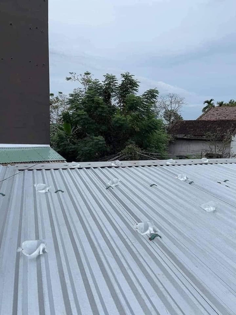 Muôn kiểu chống bão Noru của người dân miền Trung - Ảnh 6. Muôn kiểu chống bão Noru của người dân miền Trung - Ảnh 6.