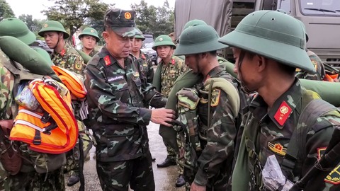Quân khu 5 huy động xe đặc chủng, máy bay cùng 53.000 quân chống bão - Ảnh 4. Quân khu 5 huy động xe đặc chủng, máy bay cùng 53.000 quân chống bão - Ảnh 4.