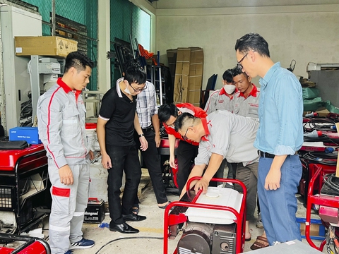 Nhà mạng dùng trung tâm dã chiến đảm bảo liên lạc trong bão - Ảnh 1. Nhà mạng dùng trung tâm dã chiến đảm bảo liên lạc trong bão - Ảnh 1.