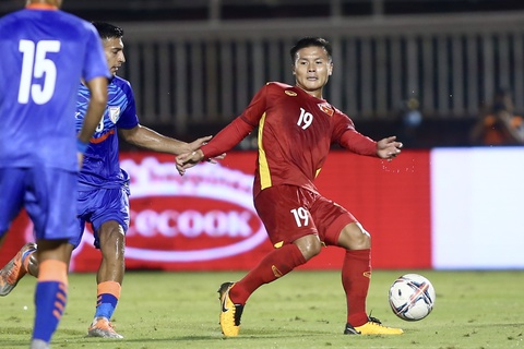 HLV Park Hang Seo và 3 trợ lý tích cực chỉ đạo dù đang thắng 3-0 - Ảnh 5. HLV Park Hang Seo và 3 trợ lý tích cực chỉ đạo dù đang thắng 3-0 - Ảnh 5.
