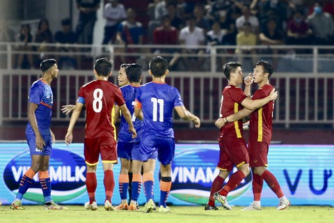 HLV Park Hang Seo và 3 trợ lý tích cực chỉ đạo dù đang thắng 3-0 - Ảnh 4. HLV Park Hang Seo và 3 trợ lý tích cực chỉ đạo dù đang thắng 3-0 - Ảnh 4.