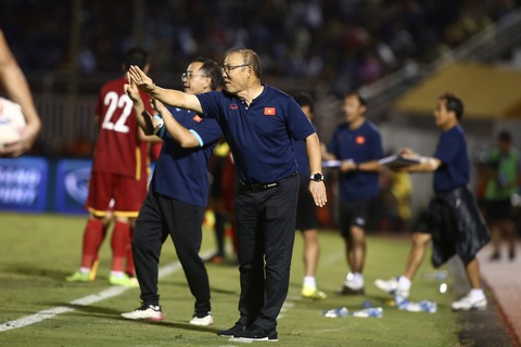 HLV Park Hang Seo và 3 trợ lý tích cực chỉ đạo dù đang thắng 3-0 - Ảnh 1. HLV Park Hang Seo và 3 trợ lý tích cực chỉ đạo dù đang thắng 3-0 - Ảnh 1.