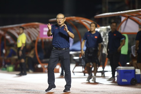 HLV Park Hang Seo và 3 trợ lý tích cực chỉ đạo dù đang thắng 3-0 - Ảnh 2. HLV Park Hang Seo và 3 trợ lý tích cực chỉ đạo dù đang thắng 3-0 - Ảnh 2.