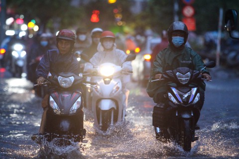 Mưa trùng thời điểm triều cường đạt đỉnh, nhiều nơi ở TP.HCM nước mênh mông - Ảnh 1. Mưa trùng thời điểm triều cường đạt đỉnh, nhiều nơi ở TP.HCM nước mênh mông - Ảnh 1.