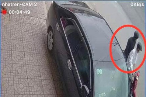 Truy bắt 2 thanh niên đi xe máy cướp tiệm vàng ở Bình Dương - Ảnh 2. Truy bắt 2 thanh niên đi xe máy cướp tiệm vàng ở Bình Dương - Ảnh 2.