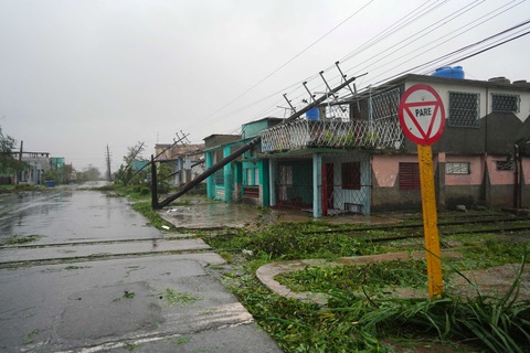 Toàn bộ Cuba cúp điện sau khi bão quét qua, chuẩn bị ảnh hưởng Florida - Ảnh 2. Toàn bộ Cuba cúp điện sau khi bão quét qua, chuẩn bị ảnh hưởng Florida - Ảnh 2.
