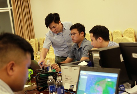 Trắng đêm chống bão, giảm thấp nhất thiệt hại cho người dân - Ảnh 1. Trắng đêm chống bão, giảm thấp nhất thiệt hại cho người dân - Ảnh 1.
