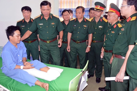 Tư lệnh Quân khu 7 thăm tiểu đội trưởng bị thương do giẫm phải mìn khi làm nhiệm vụ - Ảnh 1. Tư lệnh Quân khu 7 thăm tiểu đội trưởng bị thương do giẫm phải mìn khi làm nhiệm vụ - Ảnh 1.