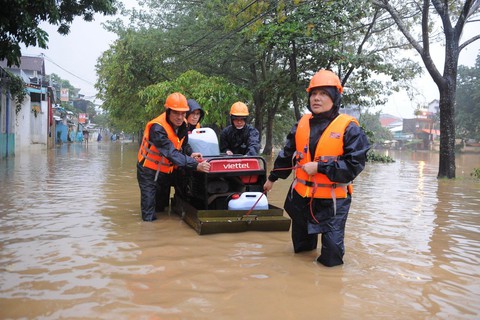 Hỗ trợ dịch vụ viễn thông cho người dân vùng bão Noru - Ảnh 1. Hỗ trợ dịch vụ viễn thông cho người dân vùng bão Noru - Ảnh 1.