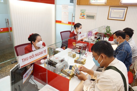 Đăng ký mua online, nhận ngoại tệ tiền mặt tại ngân hàng - Ảnh 1. Đăng ký mua online, nhận ngoại tệ tiền mặt tại ngân hàng - Ảnh 1.