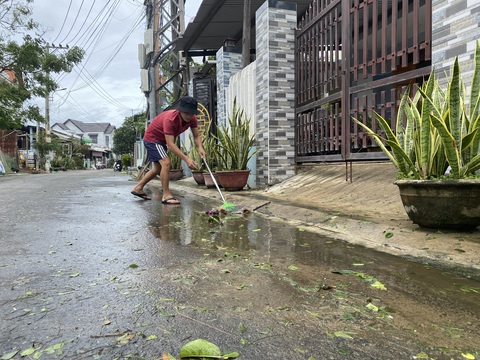 Bão tan, người dân Hội An đi sơ tán trở về: Giờ ổn rồi, tai qua nạn khỏi - Ảnh 3. Bão tan, người dân Hội An đi sơ tán trở về: Giờ ổn rồi, tai qua nạn khỏi - Ảnh 3.
