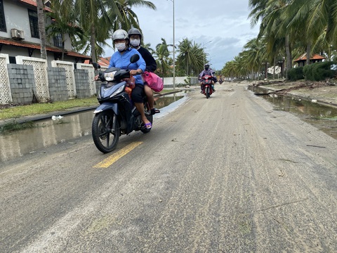 Bão tan, người dân Hội An đi sơ tán trở về: Giờ ổn rồi, tai qua nạn khỏi - Ảnh 2. Bão tan, người dân Hội An đi sơ tán trở về: Giờ ổn rồi, tai qua nạn khỏi - Ảnh 2.