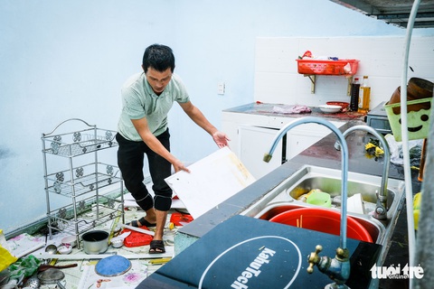 Tránh bão số 4 trở về, bàng hoàng thấy nhà đã tan hoang - Ảnh 10. Tránh bão số 4 trở về, bàng hoàng thấy nhà đã tan hoang - Ảnh 10.