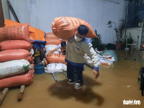 Mưa xối xả, nước dâng trong đêm, bà con Nghệ An hối hả di dời tài sản - Ảnh 6. Mưa xối xả, nước dâng trong đêm, bà con Nghệ An hối hả di dời tài sản - Ảnh 6.